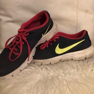 ✅ Size 9 women’s Nike’s ✅